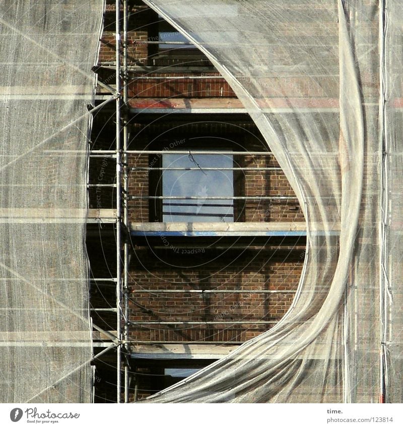 Vom Winde verweht Haus Renovieren Handwerker Baustelle Leiter Sturm Mauer Wand Fenster bauen Leidenschaft Sicherheit anstrengen Schutz Sanieren Baugerüst