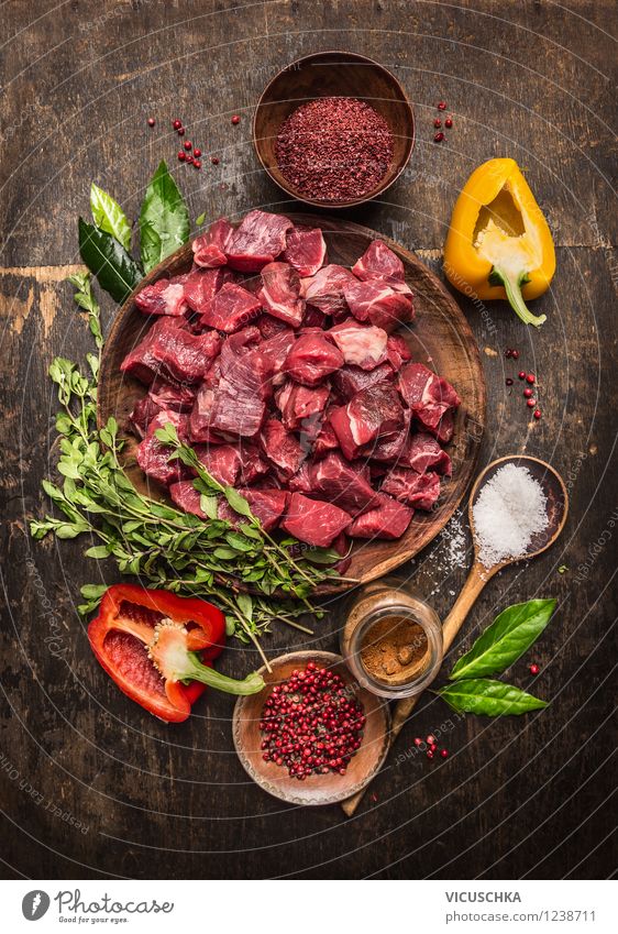 Zutaten für Gulasch - Fleischwürfel, Kräuter und Gemüse. Lebensmittel Kräuter & Gewürze Ernährung Mittagessen Abendessen Festessen Bioprodukte