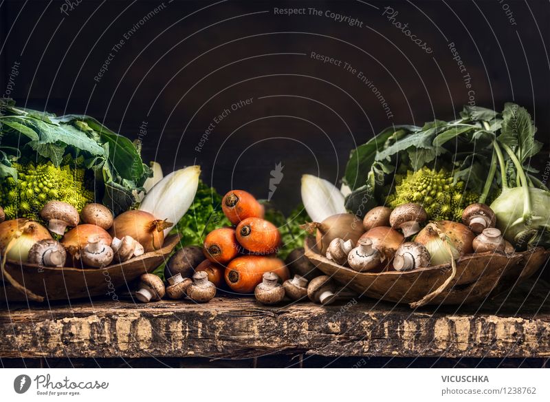Bio Gemüse Auswahl - reiche Gartenernte Lebensmittel Salat Salatbeilage Ernährung Bioprodukte Vegetarische Ernährung Diät Schalen & Schüsseln Stil Design