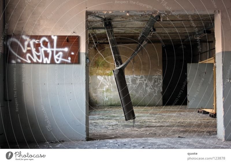 Hanging Light Licht Zerstörung Vandalismus Brauerei Lampe Gleise kaputt Geometrie Schrott Fabrik verfallen Graffiti Metall alt Einsamkeit urban exploration
