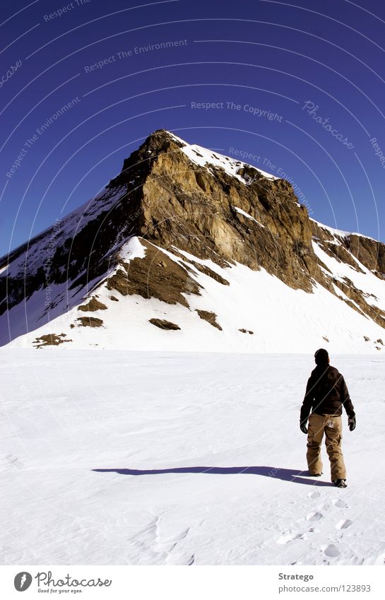 So nah und doch so fern Frau Fußspur Winter kalt Bergsteigen alpin wandern gehen Spaziergang Gipfel Gipfelkreuz Ende aufsteigen transpirieren Schweiß Schweiz