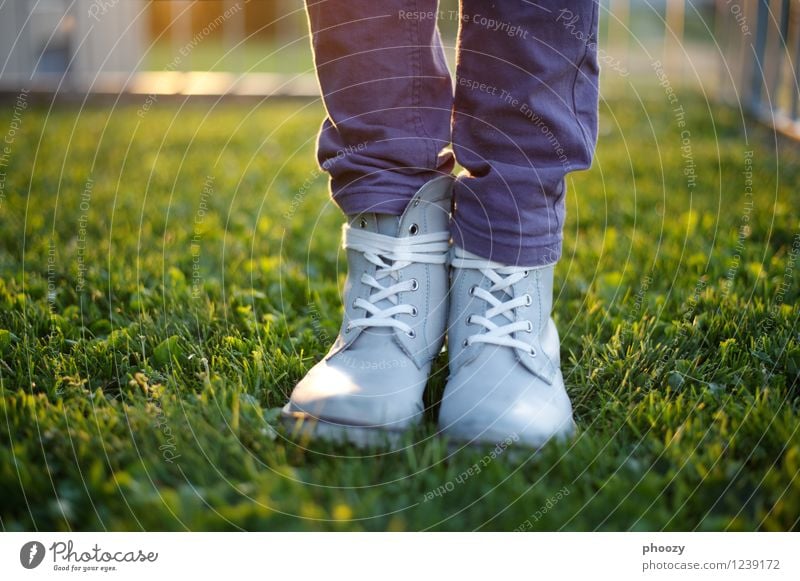 breitspurig. Sommer feminin Mädchen 8-13 Jahre Kind Kindheit Sonne Gras Schuhe Stiefel grau grün violett Farbfoto