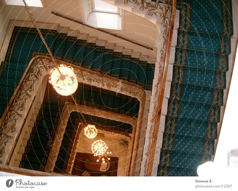 Blaue Stufen Hotel Wien Kronleuchter Architektur Treppe blauer Teppich 4. Etage