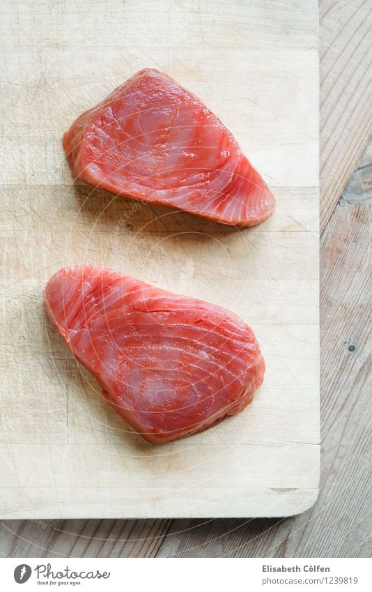 Roher Thunfisch Fisch frisch Gesundheit rot roh Schneidebrett Zutaten Gesunde Ernährung Holzbrett 2 Lebensmittel Farbfoto Studioaufnahme Vogelperspektive
