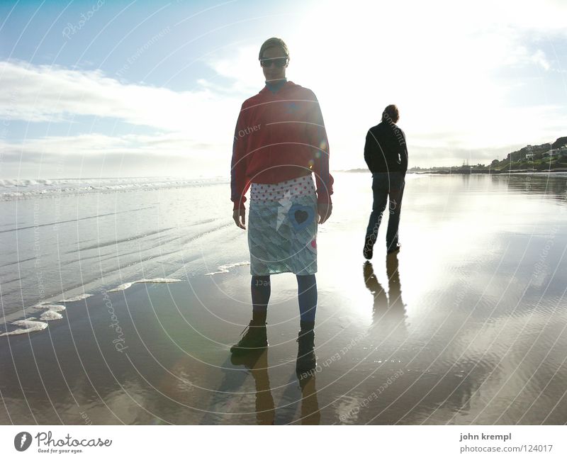Am Strand Ferne Sonne Meer Wellen Wasser Horizont Küste laufen Neuseeland Spaziergang ninty mile beach Morgen Licht Gegenlicht