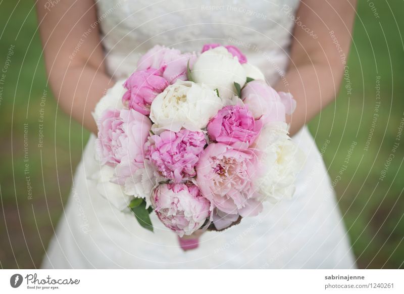 Brautstrauß Kleid hell Gefühle Glück Fröhlichkeit Vorfreude Zusammensein Liebe Hochzeit Blumenstrauß Pfingstrose Farbfoto Außenaufnahme Tag