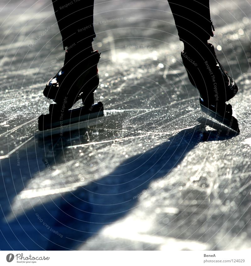 Skäting Schlittschuhe Schlittschuhlaufen Licht Silhouette dunkel weiß schwarz Wintersport Eis Sonne Schatten Kontrast hell