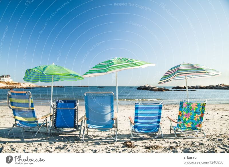 Strandtag Ferien & Urlaub & Reisen Tourismus Ausflug Sommer Sommerurlaub Sonne Meer Wasser Wolkenloser Himmel Wärme Erholung genießen sitzen Fröhlichkeit blau