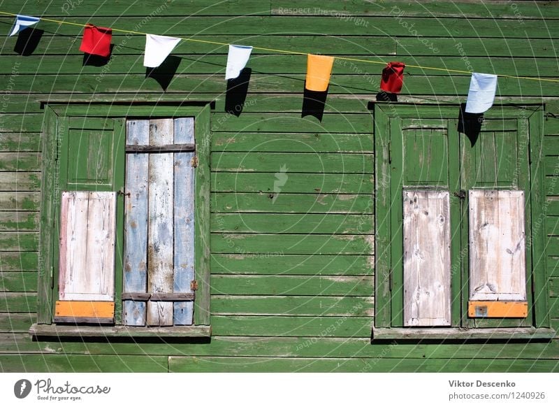 Grüne Wand eines alten Hauses mit einem Fenster und gewürgten Flaggen schön Ferien & Urlaub & Reisen Himmel Dorf Stadt Gebäude Architektur Straße Fahne
