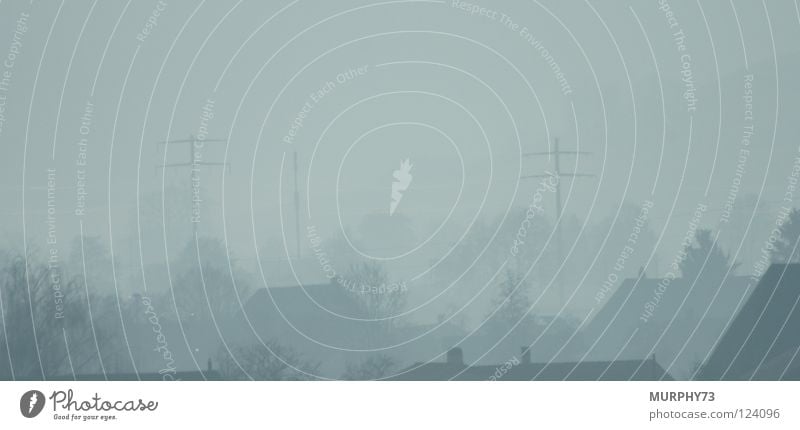 Schatten im Nebel Silhouette Haus Baum Wald Hochspannungsleitung Strommast Leitung Draht dunkelgrau Herbst Industrie Handyantenne nebelgrau hellgrau