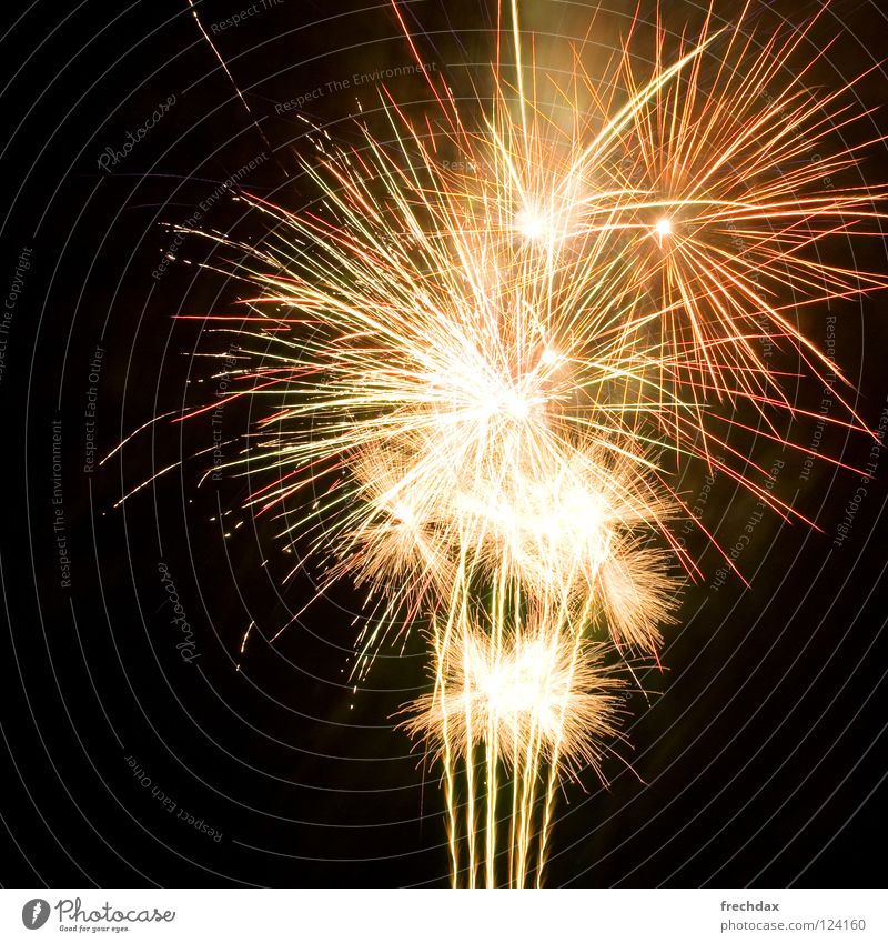 ooooh, aaaah dunkel Nacht Silvester u. Neujahr glänzend Leuchtspur Feuerwerk Lightshow Umweltverschmutzung Kohlendioxid schwarz Langzeitbelichtung anzünden