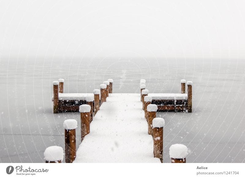 Leerer Pier an einem kalten nebeligen Wintermorgen Natur Landschaft Klima Wetter Schönes Wetter Unwetter Schnee Gletscher Seeufer Lago di Piano Italien Europa