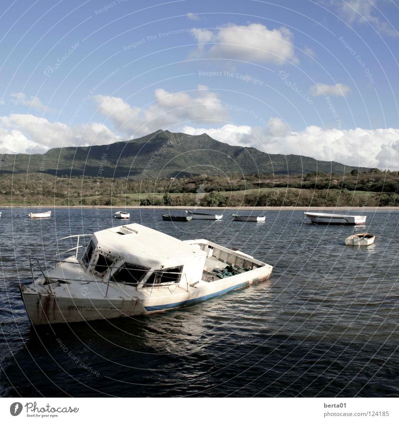 gestrandet Wolken weiß Wald Hügel Sträucher Mauritius Zuckerrohr Meer Wasserfahrzeug Fischer kaputt Kapitän Ferien & Urlaub & Reisen Strand Küste Himmel blau