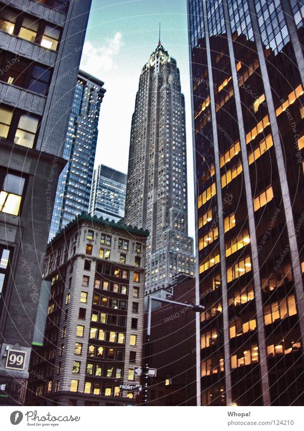 Schluchtz New York City Hochhaus Macht hoch Emipre State Building groß