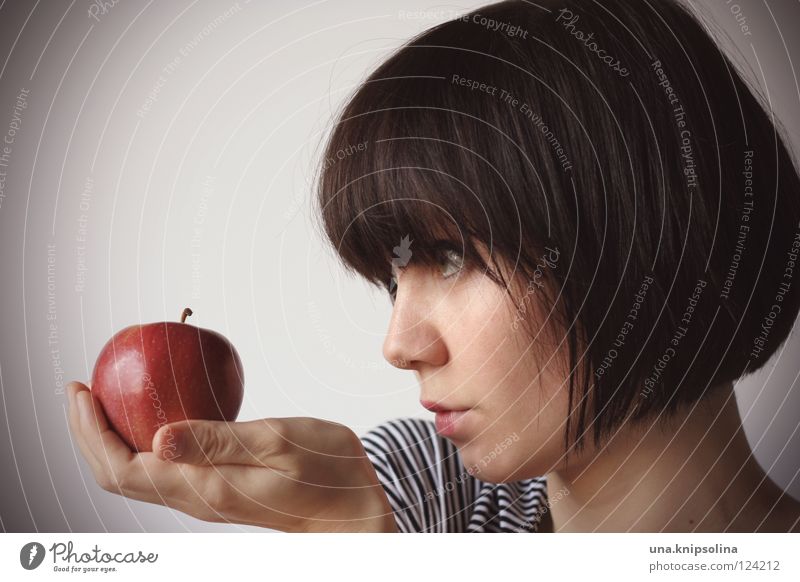 pomme Frucht Apfel Gesundheit Junge Frau Jugendliche Erwachsene rot Vitamin Porträt Gesunde Ernährung Bioprodukte brünett Profil 18-30 Jahre