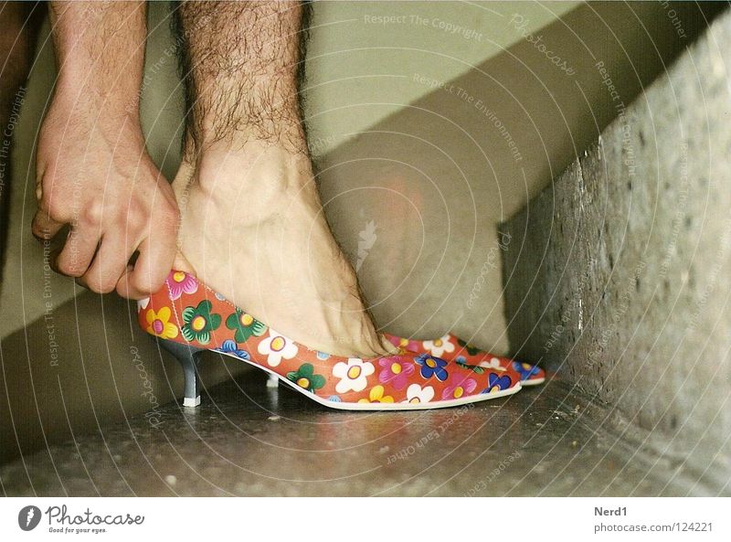Hacken Schuhe Mann feminin Flur Hand Homosexualität Fuß Treppe anprobe Geschlecht mehrfarbig klein Muster Beine schwarz Treppenabsatz passen Versuch Männerbein
