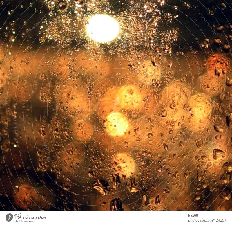 Goldregen Wassertropfen Fenster nass feucht reich Hintergrundbild Licht gelb rot glänzend Regen Fensterscheibe Lichtschein Niederschlag Lichtfleck durchleuchtet