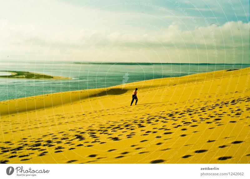 Frankreich (5) Europa Ferien & Urlaub & Reisen Reisefotografie Tourismus Himmel Strand Sand Sandstrand Meer Atlantik Horizont Wolken Mensch Frau Einsamkeit