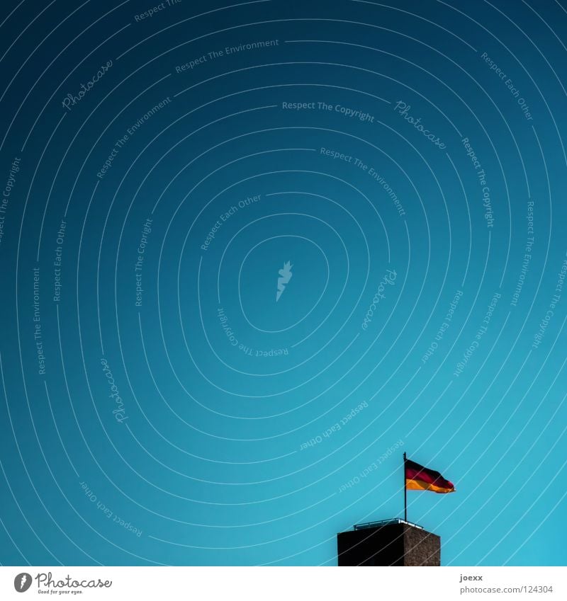 Fähnchen im Wind Aussichtsturm Fahne historisch Politik & Staat Himmel Vergänglichkeit alt Deutschland du bist deutschland fähnchen im wind Feldsalat Turm