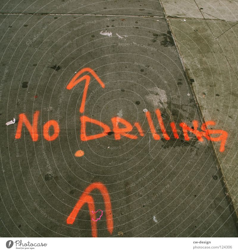 NO ZWILLING Zwilling rot trist grau Beton Bürgersteig Schilder & Markierungen Handwerk Graffiti New York City Detailaufnahme Wandmalereien no drilling Stein
