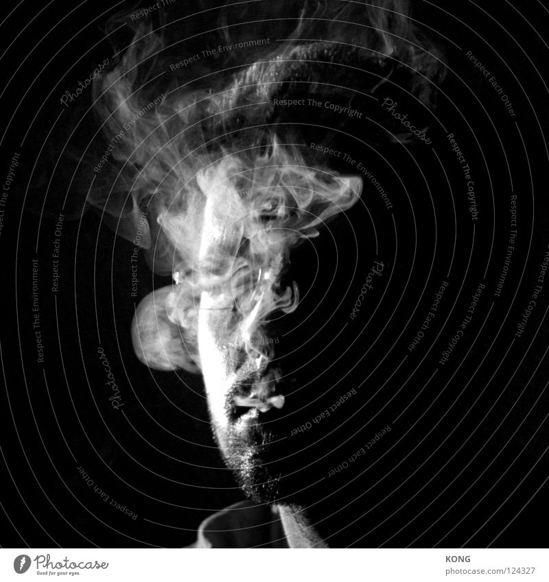 smokin' Porträt Nahaufnahme Mann Zigarette Rauch geheimnisvoll Schwarzweißfoto Vergänglichkeit Gesicht face Rauchen smoke verstecken unsichtbar selbstzensur