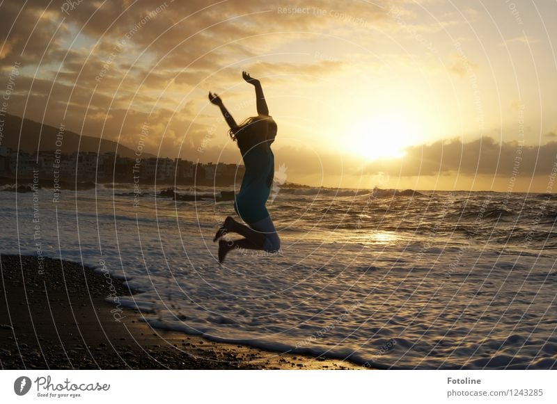 Lebensfreude pur! Mensch feminin Kind Mädchen Kindheit 1 Umwelt Natur Landschaft Urelemente Wasser Himmel Wolken Sommer Schönes Wetter Wärme Wellen Küste Strand