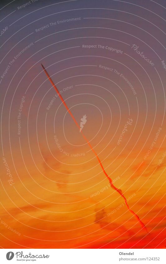 Sonnenangriff rot Flugzeug Angriff Farbverlauf quer diagonal Geschwindigkeit Himmel Luftverkehr blau orange Rauch Morgen