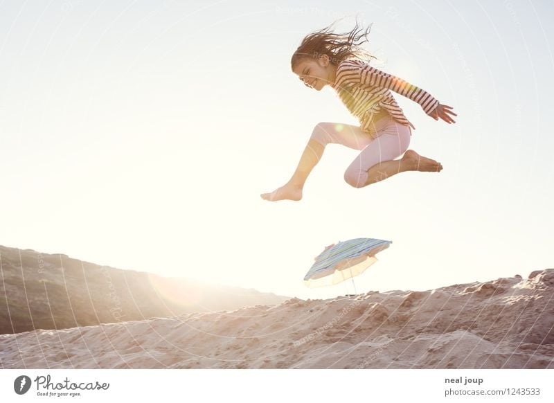 Jump for Joy -II- Mädchen 1 Mensch 3-8 Jahre Kind Kindheit Sommer Schönes Wetter Strand Portugal langhaarig Bewegung fliegen toben Fröhlichkeit Glück