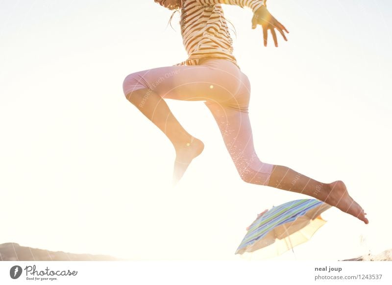 Jump for Joy -I- Mädchen 3-8 Jahre Kind Kindheit Sommer Schönes Wetter Strand Portugal Bewegung fliegen toben Fröhlichkeit Glück Lebensfreude Freude Inspiration