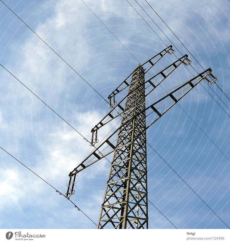 gigantischer Strommast mit Stromkabeln vor blauem Himmel mit Wolken Elektrizität Draht weiß grau groß Macht Geometrie Stahl elektrisch emporragend gefährlich