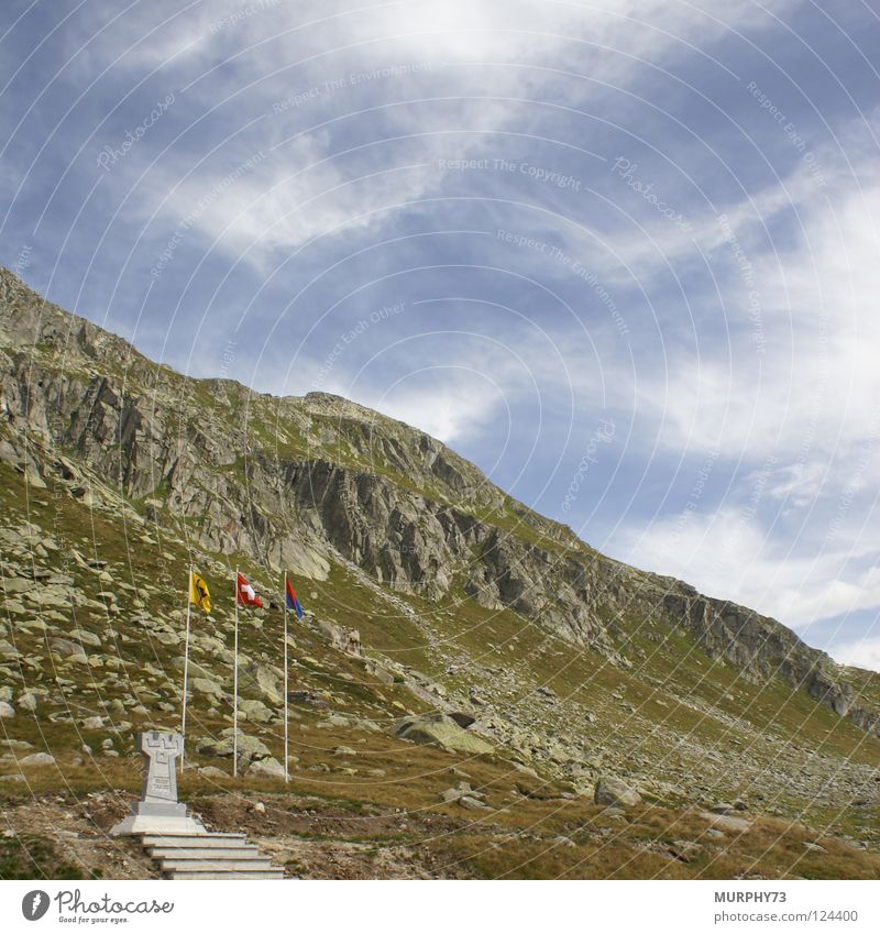 Gotthardpass FWK-Denkmal Gotthardsberg Wolken Gras Granit Fahne Schweiz Berge u. Gebirge Sommer Himmel Schleierwolken Granitfelsen Felsen