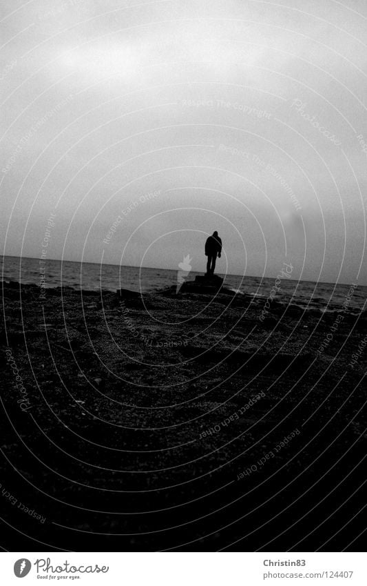 On his way... Meer Mann Einsamkeit dunkel Sehnsucht Strand Wolken kalt Schwarzweißfoto Wasser Ostsee Wege & Pfade bedecken