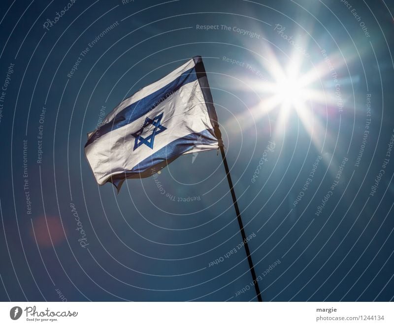 Schalom: die Israel - National - Fahne vor einer hellen Sonne Ferien & Urlaub & Reisen Tourismus Ferne Freiheit Sommer Kultur Naher und Mittlerer Osten