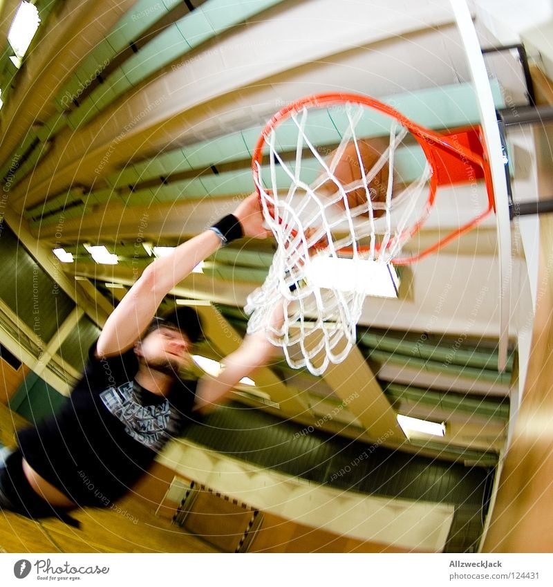 Slam! Schulsport Sporthalle Basketballkorb Korb Parkett Mann Basketballer springen Aktion punkten Männersache Einsamkeit Freude Spielen Ballsport slam slam dunk