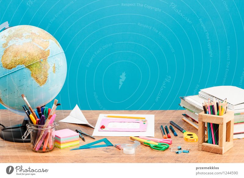 Schulzubehör auf dem Desktop Schreibtisch Schule lernen Arbeitsplatz Werkzeug Schere Kompass Waage Buch Globus Bildung Hintergrund Bürste Farbstift leer Glas