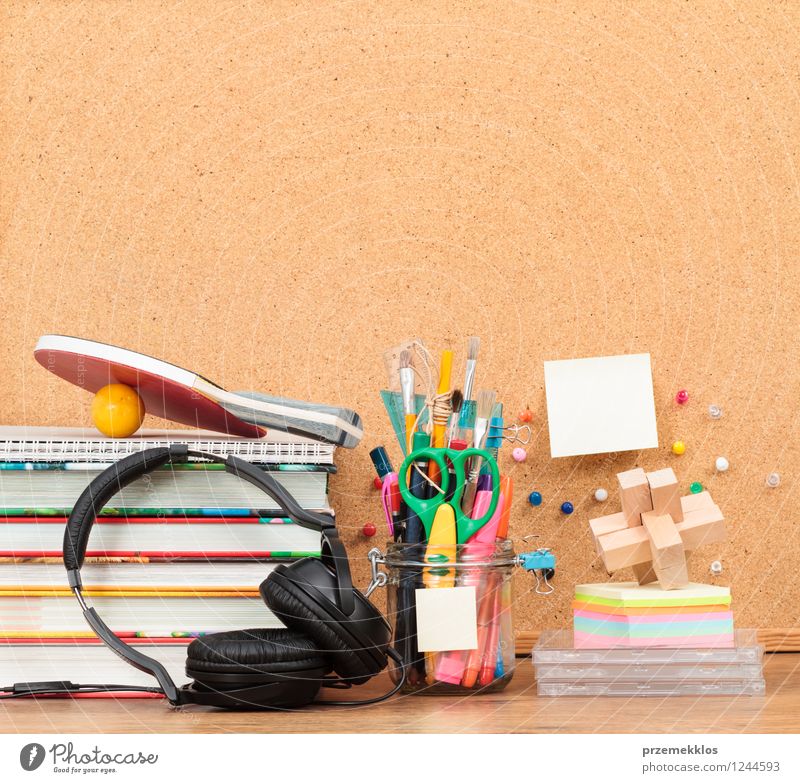 Schulzubehör auf dem Desktop Schreibtisch Schule lernen Arbeitsplatz Headset Werkzeug Schere Buch Schreibstift braun Bildung blanko Bürste Farbstift leer