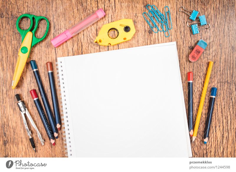 Schulzubehör auf einem Schreibtisch Schule lernen Arbeit & Erwerbstätigkeit Arbeitsplatz Büro Werkzeug Schere Papier Schreibstift mehrfarbig weiß Bildung