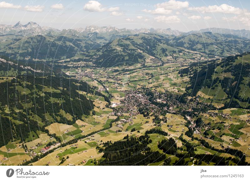 Gstaad von oben Wohlgefühl Zufriedenheit Erholung ruhig Freizeit & Hobby Ausflug Sommer Berge u. Gebirge Sport Gleitschirmfliegen Sportstätten Natur Urelemente