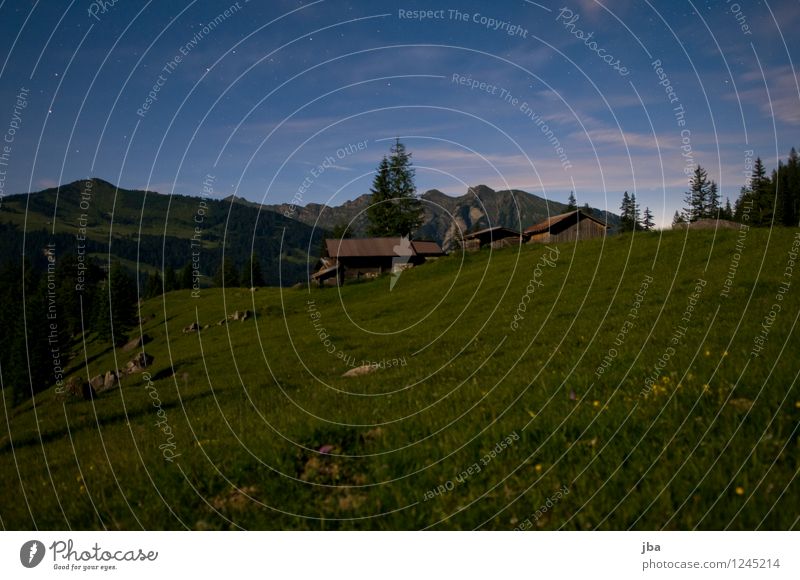 nachts auf der Alp ruhig Berge u. Gebirge Hütte Alm Alphütte Stall Scheune Landschaft Nachthimmel Schönes Wetter Gras Wiese Alpen Gsteig Saanenland Schweiz