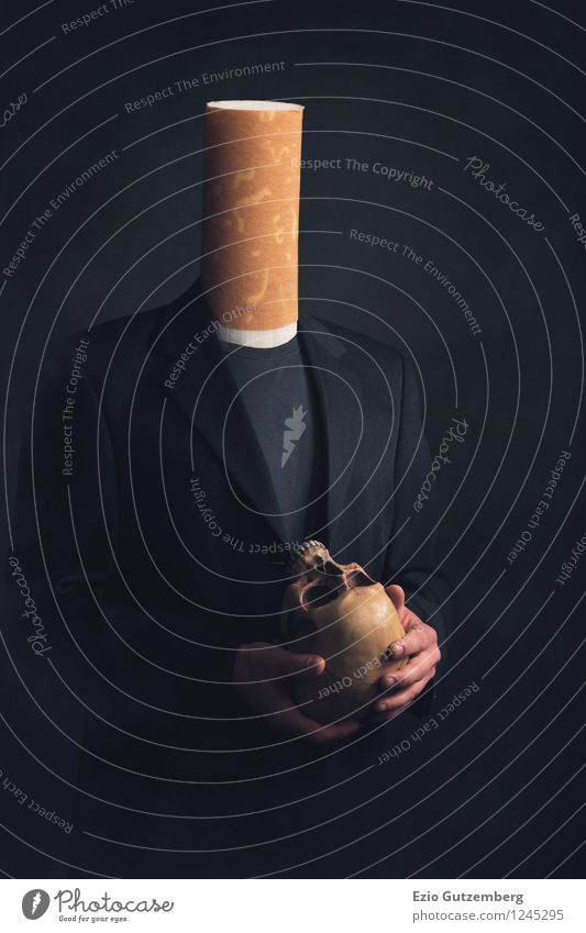 Mann mit Zigarettenfilter als Kopf und Totenchädel Krankheit Rauchen maskulin Erwachsene Körper 1 Mensch 30-45 Jahre T-Shirt Anzug Denken festhalten dunkel