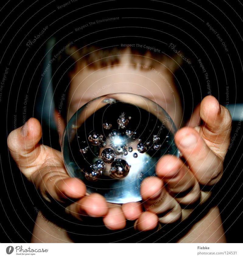Blick in die Zukunft Kugel rund schwer zerbrechlich durchsichtig Blase Luft klein Schweben eingeschlossen Glas Hand festhalten umschließen Kinderhand Finger