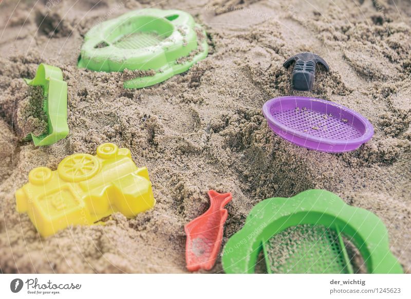 Speilzeuch Spielen Basteln Sandspielzeug Ferien & Urlaub & Reisen Sommer Sommerurlaub Sonne Seeufer Strand bauen entdecken blau gelb grün violett rot Sandkasten