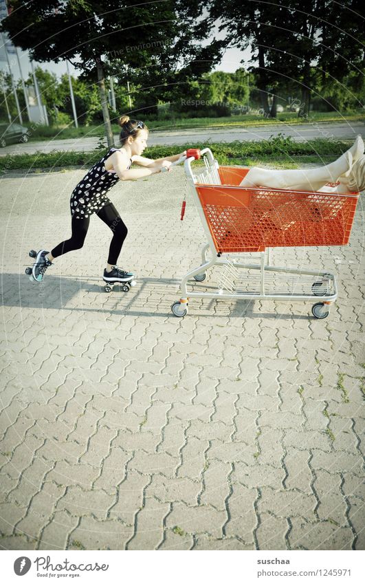 einkaufen gehen . Kind Mädchen Fräulein Jugendliche Junge Frau schieben rennen Laufsport Einkaufswagen Schaufensterpuppe Damenschuhe Kindheit skurril seltsam