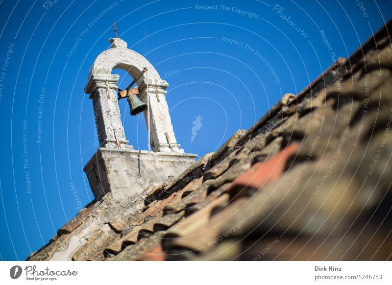 Glockenhalter in Dubrovnik Altstadt Kirche Ruine Bauwerk Gebäude Architektur Dach Sehenswürdigkeit Denkmal historisch blau braun grau Glaube Kultur Tourismus