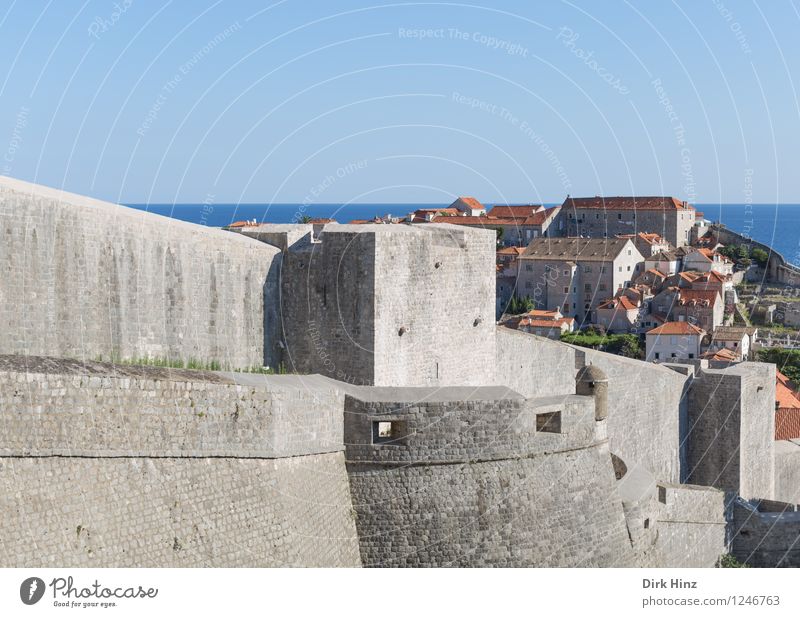 Stadtmauer - Weltkulturerbe Dubrovnik Altstadt Mauer Wand Sehenswürdigkeit Wahrzeichen Denkmal blau grau Horizont Kontrolle Krieg Kultur
