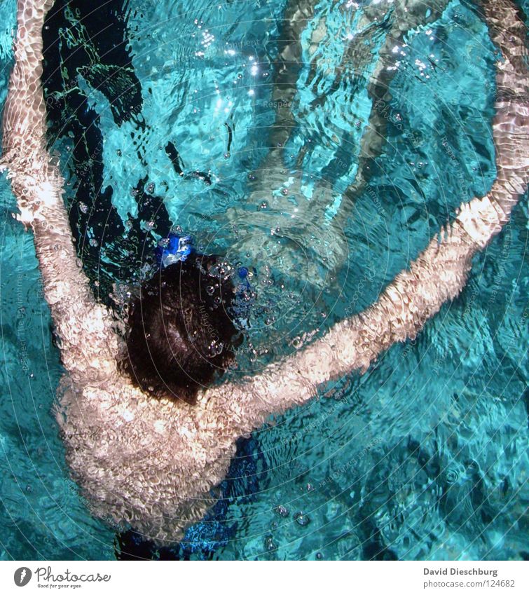 Mit geöffneten Armen... Schwimmen & Baden Schwimmbad Wasseroberfläche tauchen Vogelperspektive türkis Wasserwirbel 1 Mensch einzeln anonym unerkannt unkenntlich