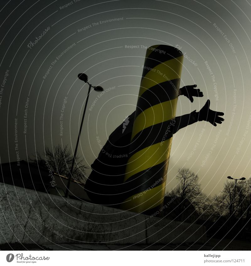 verwickelt Stab Ständer Säule Am Rand schwarz gelb gestreift Streifen Standort Hand lang Lampe Parkplatz Tarnung Suche verlieren Kunst Straßenkunst Artist