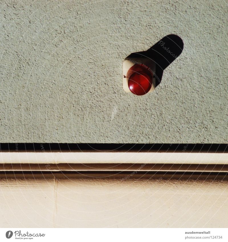 Red Nose Day Wand Haus Lampe graphisch rot schwarz grau beige modern Farbe Signal Schatten Linie