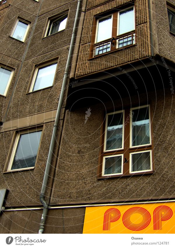 Pop-Platte Popmusik Plattenbau Fassade Fenster Beton Wohnung Haus Fensterrahmen Fuge Osten Berlin grau gelb Ladengeschäft Siebziger Jahre retro Glas