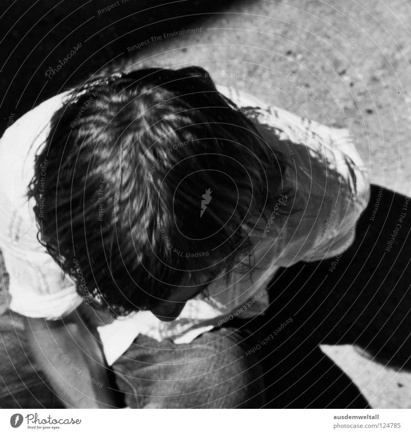 Kopflastig maskulin Mann Hemd weiß Denken Beton Sommer Physik analog Konzentration Schwarzweißfoto Mensch Haare & Frisuren oben Jeanshose arm. kopf kopflastig